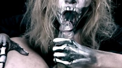 Ragazza demonia chì succhia u cazzo cù a so bocca nera è ingoia cum.